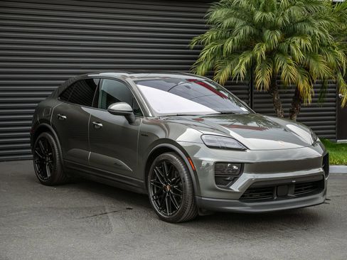 Certified 2025 Porsche Macan Electric RWD image 6
