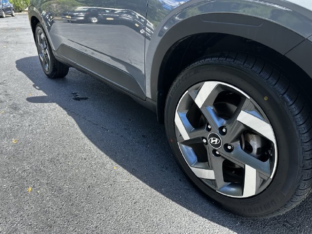 Used 2022 Hyundai Venue SEL FWD image 12