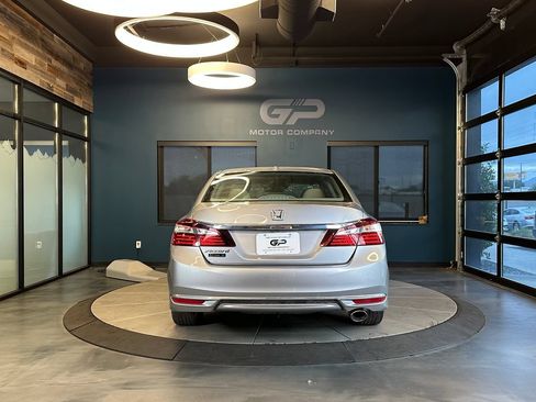 Used 2017 Honda Accord EX-L image 4