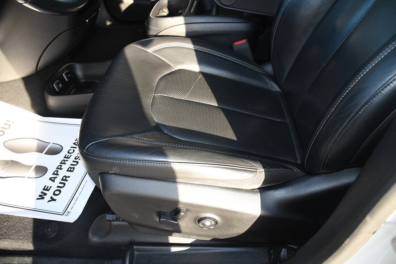 Used 2020 Chrysler Pacifica Touring-L w/ S Appearance Package FWD image 13
