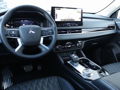 Used 2025 Mitsubishi Outlander SEL image 4