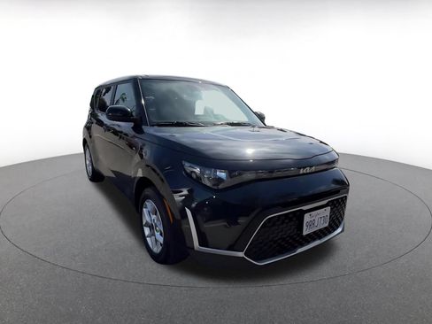 Used 2025 Kia Soul LX w/ LX Technology Package FWD image 3