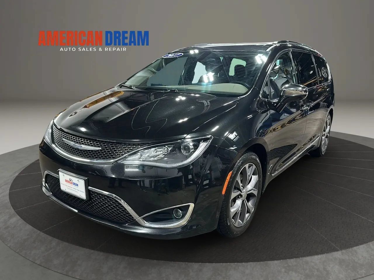 Used 2017 Chrysler Pacifica Limited w/ Tire & Wheel Group FWD image 1