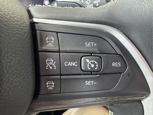 Used 2025 Jeep Grand Cherokee Limited AWD/4WD image 30