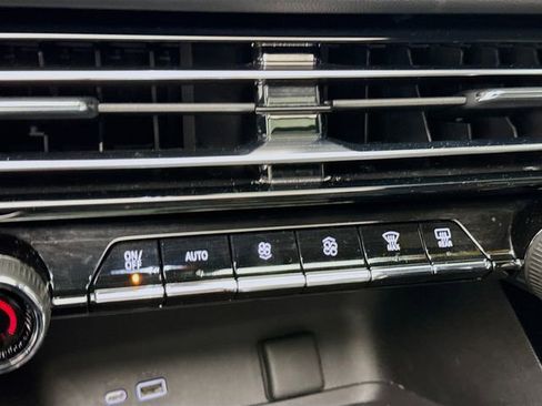 Used 2024 Chevrolet Traverse RS image 17