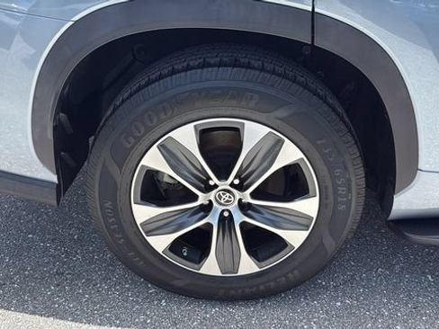 Used 2022 Toyota Highlander XLE FWD image 12
