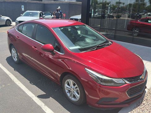 Used 2017 Chevrolet Cruze LT FWD image 2
