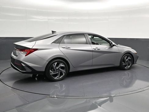 Used 2025 Hyundai Elantra SEL FWD image 3