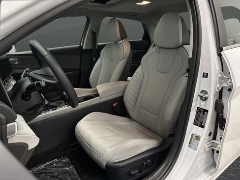 Used 2024 Hyundai Elantra Limited image 4