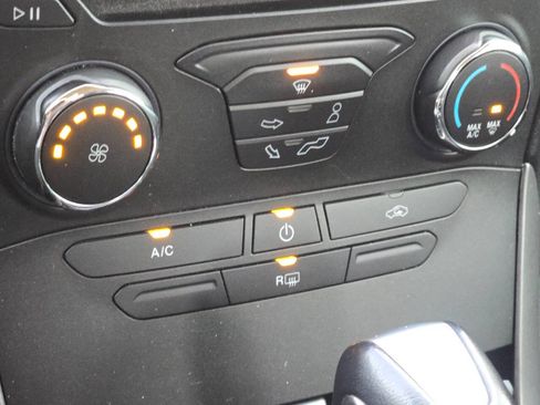 Used 2018 Ford Edge SE image 29