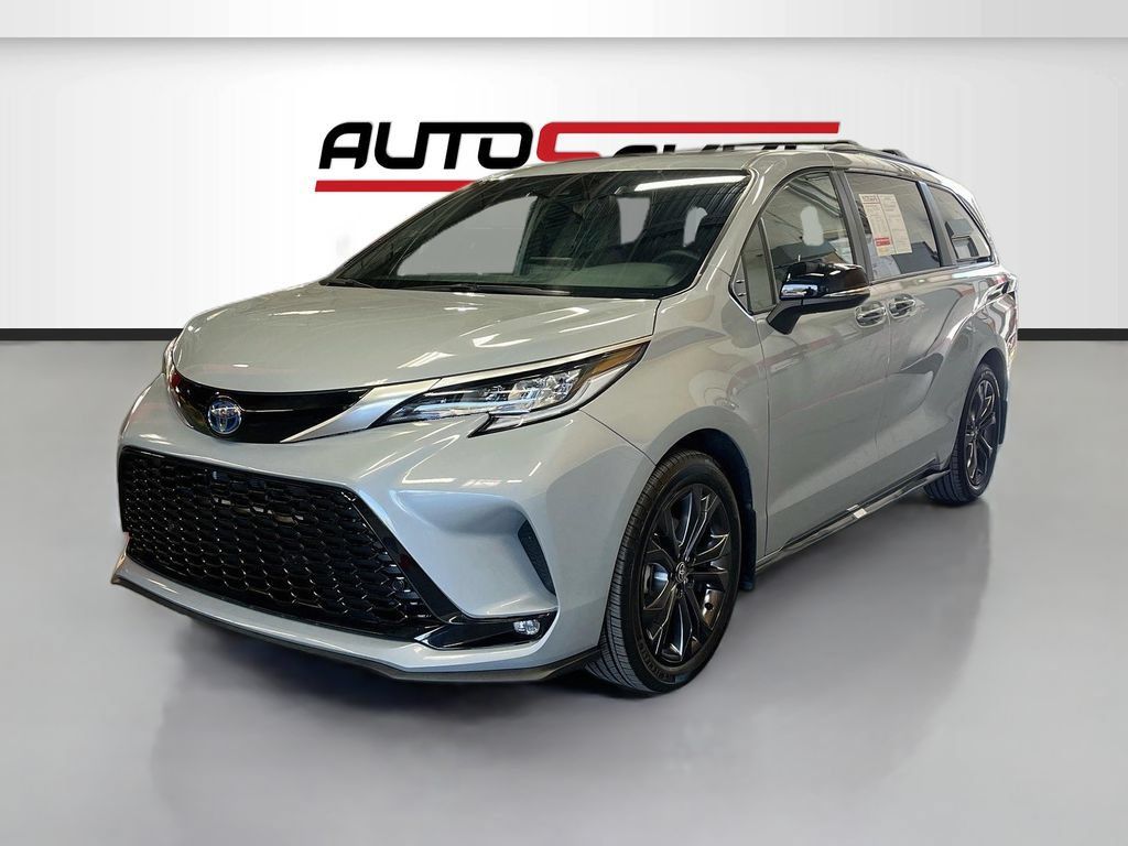 Used 2025 Toyota Sienna XSE w/ XSE Premium Package FWD image 3
