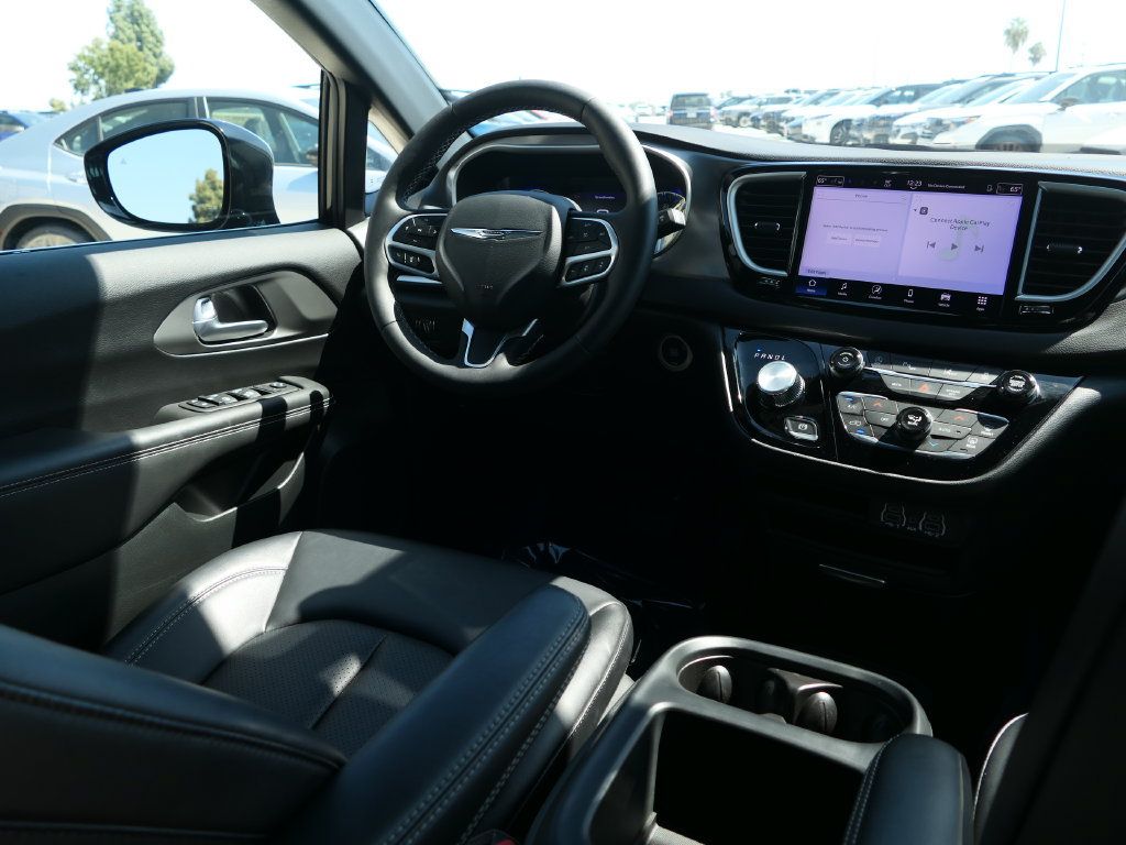Used 2025 Chrysler Voyager LX FWD image 23