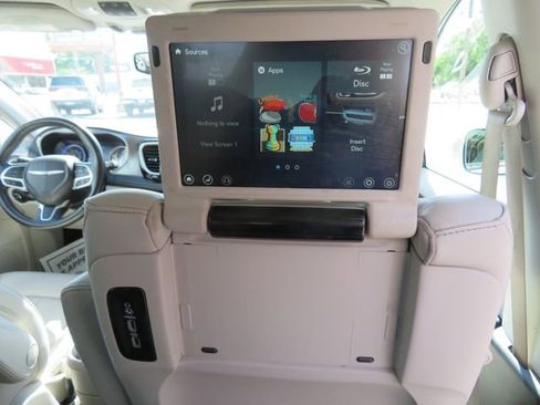 Used 2021 Chrysler Pacifica Touring-L w/ Uconnect Theater Family Group FWD image 16