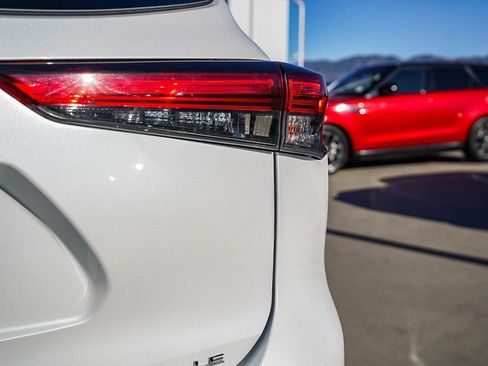 Certified 2022 Toyota Highlander LE image 10