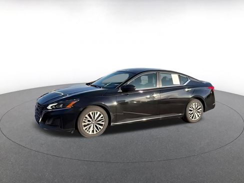 Used 2025 Nissan Altima 2.5 SV FWD image 3