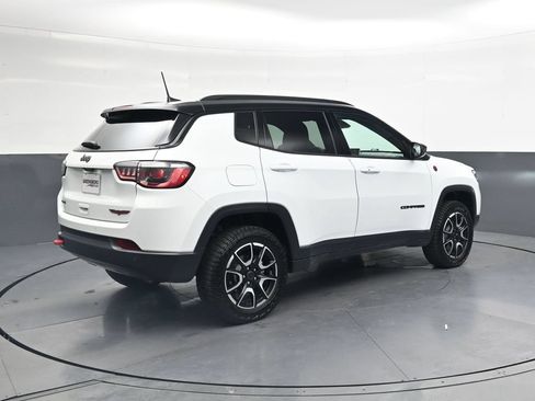 Used 2025 Jeep Compass Trailhawk w/ Trailhawk Convenience Group AWD/4WD image 5