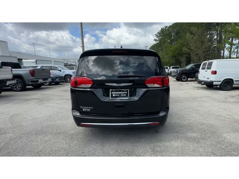 Used 2019 Chrysler Pacifica Touring-L image 7