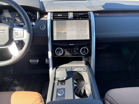 Used 2025 Land Rover Discovery Dynamic SE AWD/4WD image 14