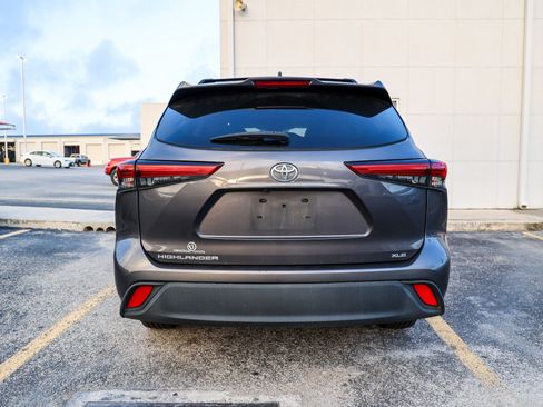Used 2021 Toyota Highlander XLE FWD image 22