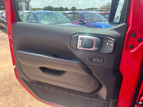 Used 2025 Jeep Wrangler Unlimited Sahara AWD/4WD image 18