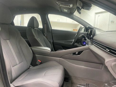 Used 2025 Hyundai Elantra SE image 16