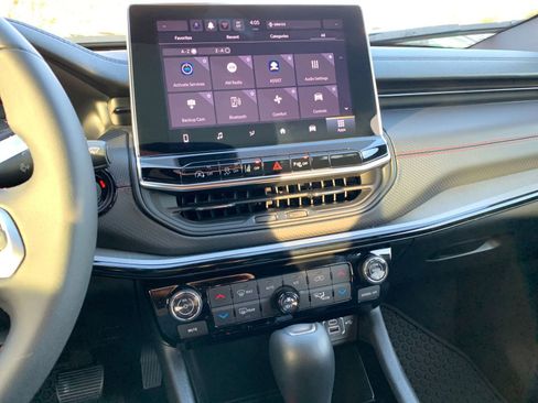 Used 2025 Jeep Compass Trailhawk image 18