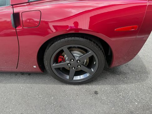 Used 2007 Chevrolet Corvette Coupe w/ Performance Package RWD image 12