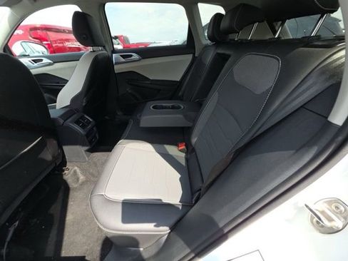 Used 2025 Volkswagen Taos SE image 10