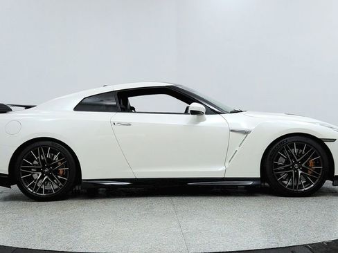 Used 2021 Nissan GT-R Premium image 6