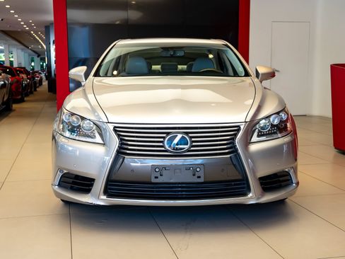 Used 2016 Lexus LS 460 w/ Comfort Package RWD image 2