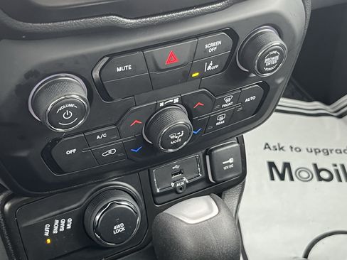 Used 2021 Jeep Renegade Latitude w/ Convenience Group AWD/4WD image 30