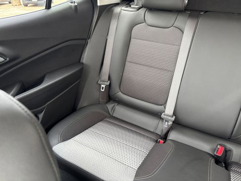 Used 2025 Chevrolet Trax LT FWD image 38