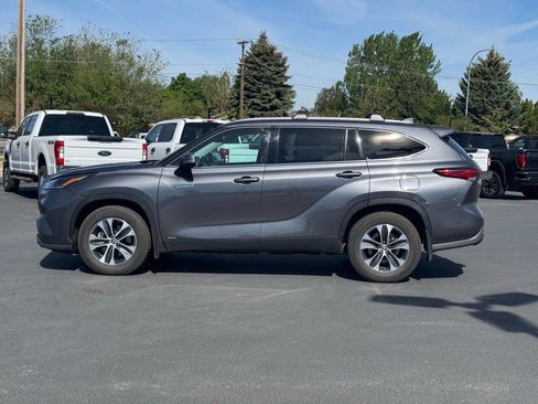 Used 2021 Toyota Highlander XLE AWD/4WD image 4