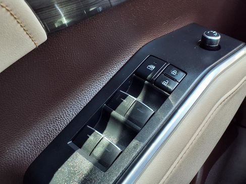 Used 2021 Toyota Highlander Limited FWD image 12
