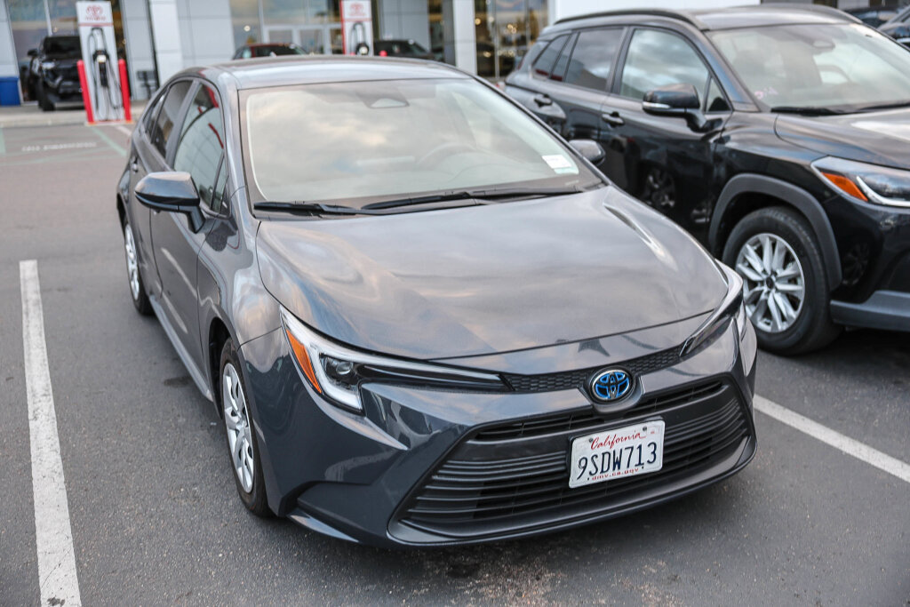 Used 2025 Toyota Corolla LE w/ Carpet Mat Package (TMS) FWD image 2