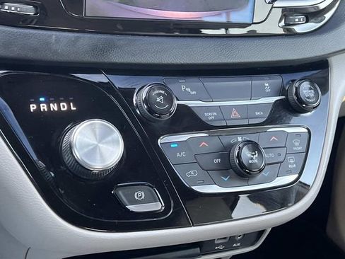 Used 2017 Chrysler Pacifica Touring-L FWD image 25