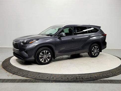 Used 2022 Toyota Highlander XLE image 3
