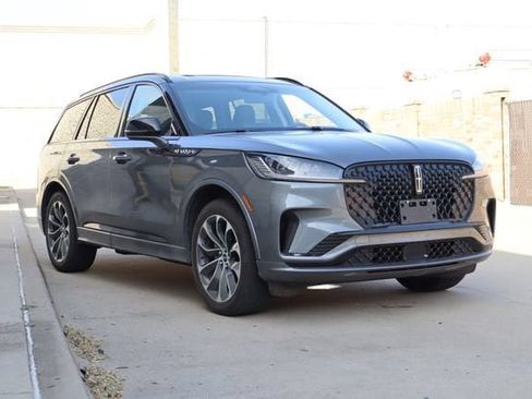 Used 2025 Lincoln Aviator AWD w/ Jet Appearance Package image 2