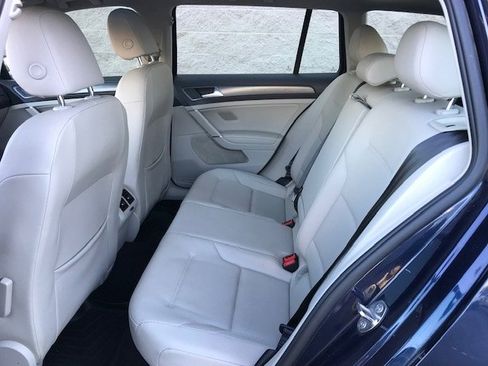 Used 2019 Volkswagen Golf SE image 7