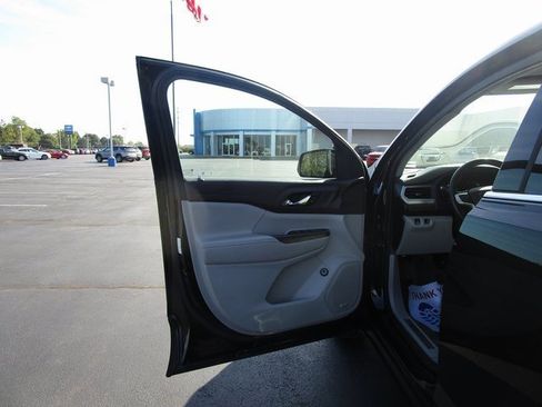 Used 2023 GMC Acadia SLT image 16