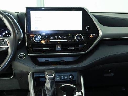 Used 2024 Toyota Highlander Platinum image 18