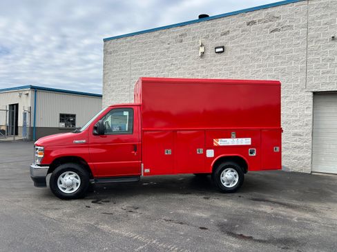 New 2026 Ford E-350 and Econoline 350 Super Duty w/ Interior Upgrade Package RWD image 6
