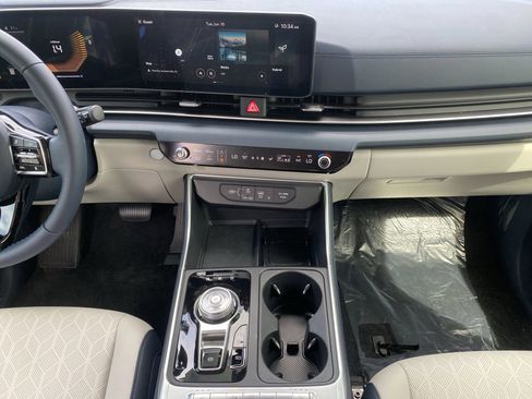 Used 2025 Kia Carnival EX FWD image 13