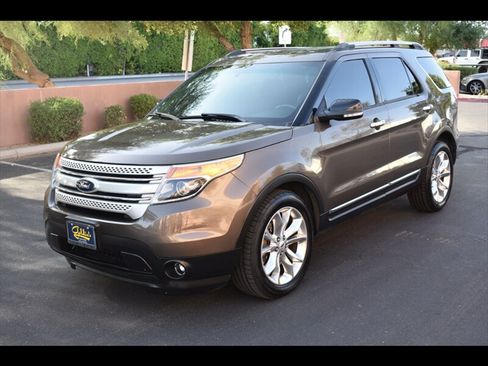 Used 2015 Ford Explorer XLT w/ Equipment Group 202A FWD image 3
