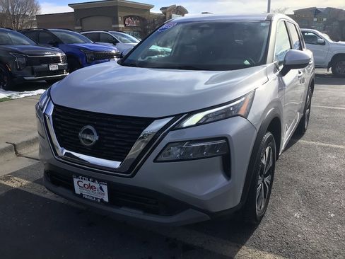Used 2023 Nissan Rogue SV image 2