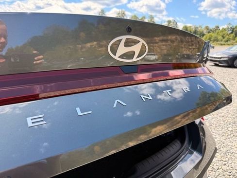 Used 2025 Hyundai Elantra SE FWD image 18