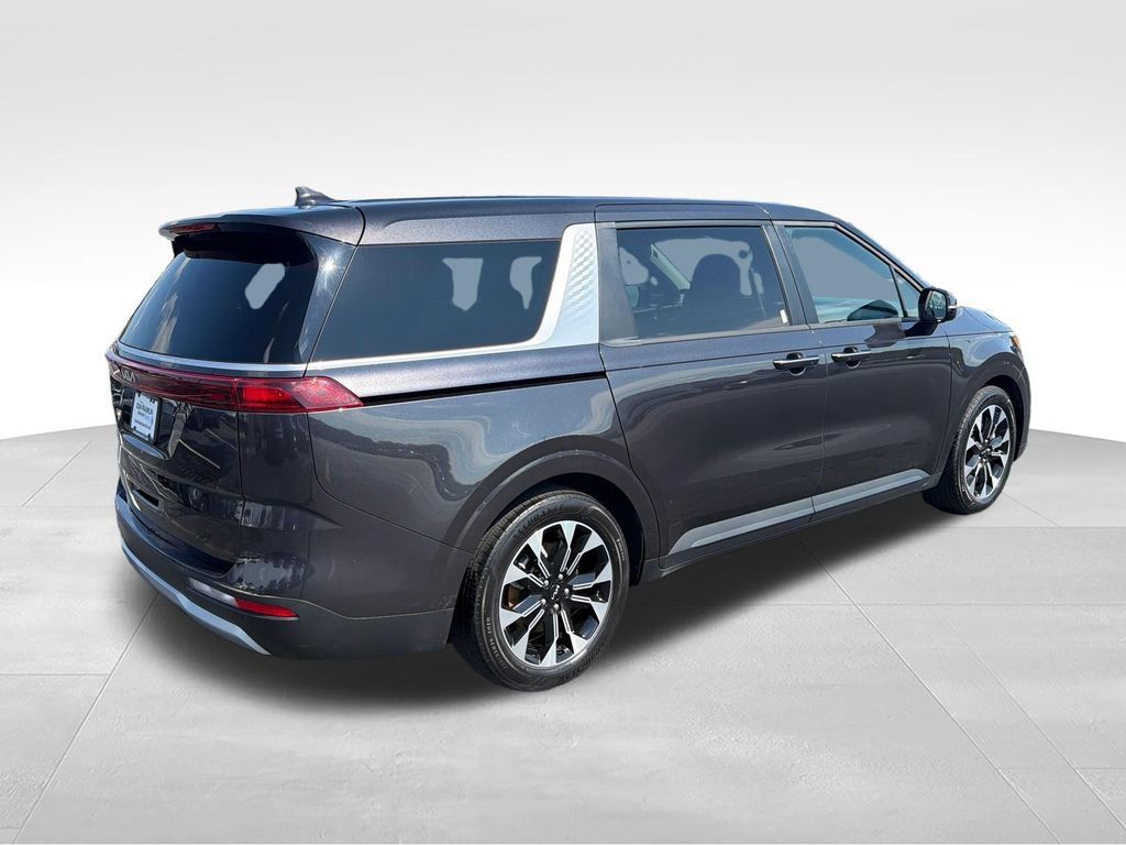 Used 2023 Kia Carnival EX FWD image 6