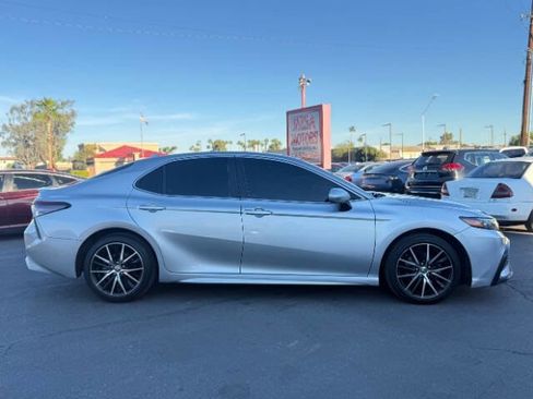 Used 2021 Toyota Camry SE image 3