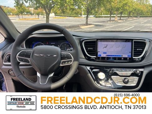 New 2025 Chrysler Pacifica Select image 22