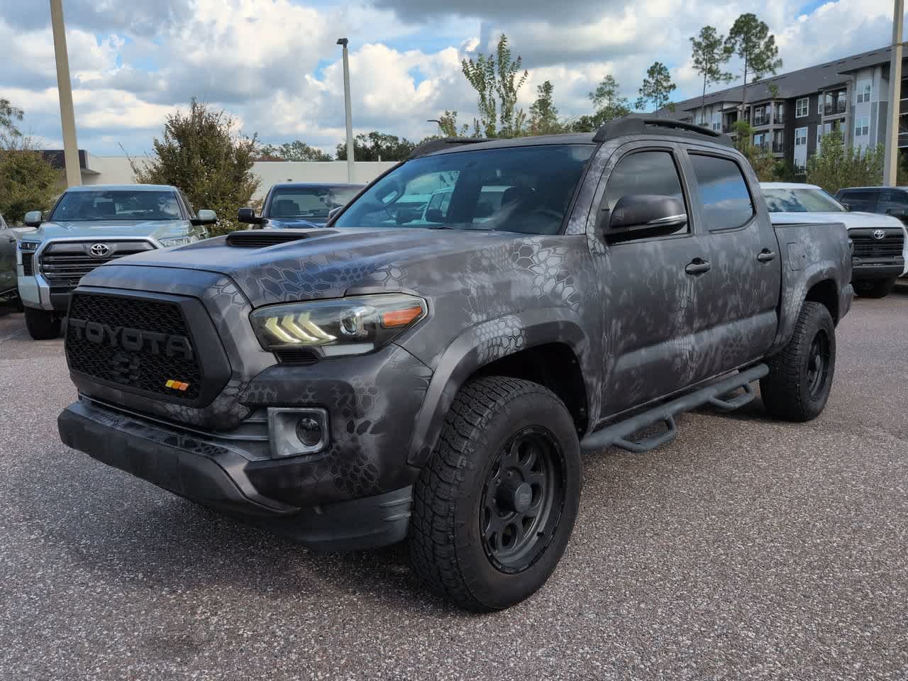 Used 2017 Toyota Tacoma TRD Sport w/ Tow Package (A/T) AWD/4WD image 2